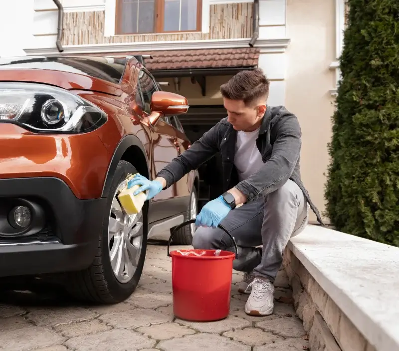 Lavage auto à domicile Montalba-le-Château : professionnel intervenant sur un véhicule